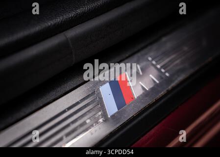 Primo piano della soglia della portiera di BMW X4 con logo BMW M e dettagli sul rivestimento Foto Stock