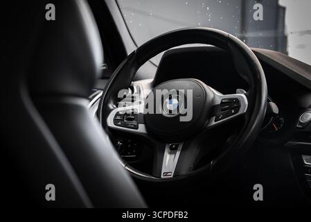 Primo piano del volante BMW X4 con logo M Performance Foto Stock
