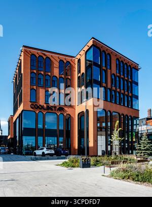 Moderno edificio per uffici in mattoni rossi e vetro a Tallinn, Estonia, con il logo della Coolbet sulla facciata, situato nel quartiere finanziario della città. Foto Stock