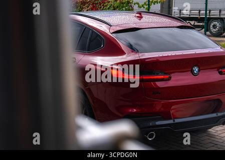 Close Up Rear View of Red BMW X4 with Distinctive Taillights Foto Stock