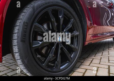 Primo piano della ruota BMW X4 con cerchione in lega nera lucida e pneumatico Pirelli Foto Stock