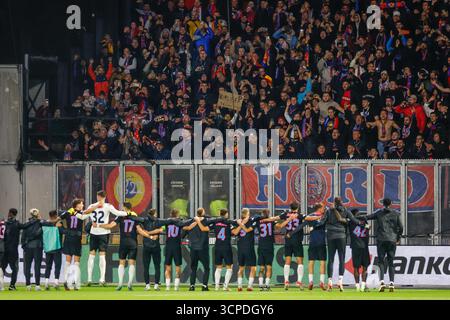 I tifosi del Fotbal Club FCSB e della squadra del Fotbal Club FCSB celebrano durante la fase MD1 della UEFA Europa League 2025/26 tra Go Ahead Eagles e Fotbal Club FCSB allo Stadion De Adelaarshorst il 25 settembre 2025 a Deventer, Paesi Bassi. (Crediti: Marcel ter Bals/MTB-Photo/Alamy Live News) Foto Stock