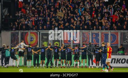 I tifosi del Fotbal Club FCSB e della squadra del Fotbal Club FCSB celebrano durante la fase MD1 della UEFA Europa League 2025/26 tra Go Ahead Eagles e Fotbal Club FCSB allo Stadion De Adelaarshorst il 25 settembre 2025 a Deventer, Paesi Bassi. (Crediti: Marcel ter Bals/MTB-Photo/Alamy Live News) Foto Stock