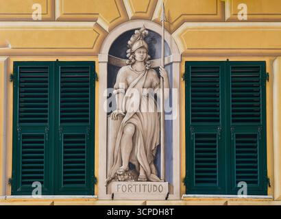 Affresco raffigurante la fortuna, rappresentazione allegorica della virtù della fermezza e del coraggio, sulla facciata di un edificio trompe l'oeil, Camogli Foto Stock