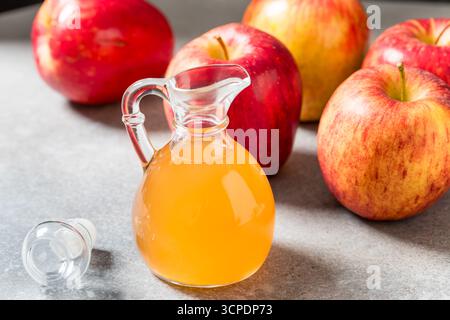 Aceto di sidro di mele crudo biologico in bottiglia per cucinare Foto Stock