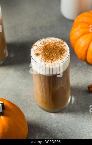 Latte freddo dolce in schiuma di zucca Iced Spice con panna montata Foto Stock