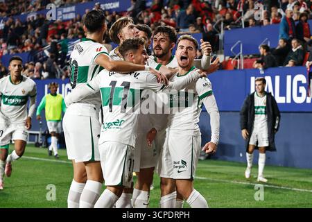 Pamplona, Spagna. 25 settembre 2025. Adria Pedrosa (Elche) calcio: Pedrosa festeggia con i calciatori della squadra il suo gol durante la partita spagnola "la Liga EA Sports" tra CA Osasuna - Elche CF all'Estadio El Sadar di Pamplona, Spagna. Crediti: Mutsu Kawamori/AFLO/Alamy Live News Foto Stock