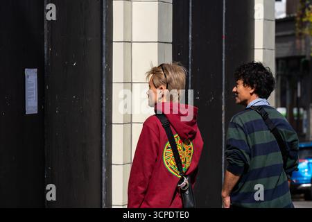 Seattle, Stati Uniti. 25 settembre 2025. I clienti sono scioccati dalla notizia che la Starbucks Roastery in Pike Street a Capitol Hill è definitivamente chiusa. Starbucks ha sorpreso Seattle oggi con i licenziamenti annunciati e la chiusura di numerosi negozi nella zona. James Anderson/Alamy Live News Foto Stock