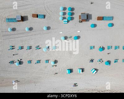 Relax al mare sotto l'ombrellone. Viaggia verso il mare. Resort di lusso. Vista dall'alto della spiaggia di sabbia con lettino e ombrellone. Vacanze estive. Vacanza al mare Foto Stock