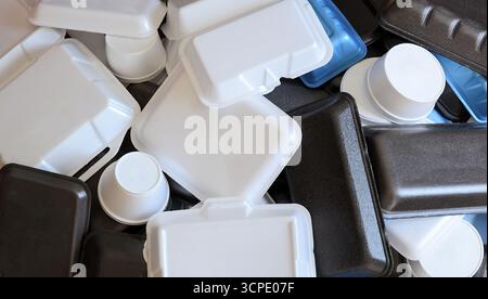 Vista dall'alto di una pila di contenitori in polistirene (plastica numero 6). Foto Stock