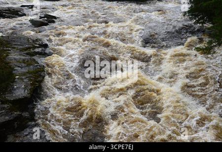Acqua bianca alle cascate di Dochart, Killin, Scozia. Vista ravvicinata delle turbolente rapide in agosto, che mostrano la potenza e il movimento. Foto Stock