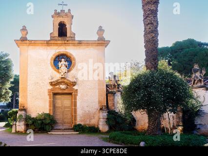 Piccola cappella storica nel parco di Villa Palagonia, Bagheria Sicilia. Edificio religioso privato in villa barocca con giardino dall'architettura tradizionale Foto Stock