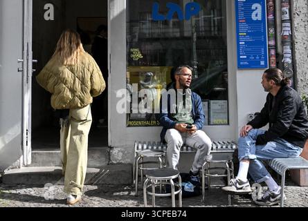 Berlino, Germania. 25 settembre 2025. Vista esterna di una catena di caffè LAP. Crediti: Britta Pedersen/dpa/Alamy Live News Foto Stock