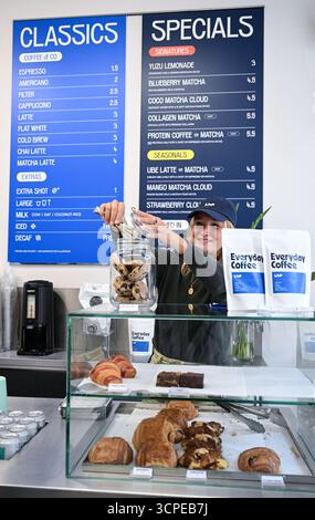 Berlino, Germania. 25 settembre 2025. Un dipendente della catena del caffè LAP è in piedi al banco. Crediti: Britta Pedersen/dpa/Alamy Live News Foto Stock