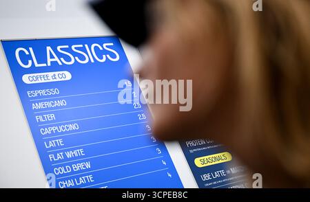 Berlino, Germania. 25 settembre 2025. Listino prezzi della catena del caffè LAP. Crediti: Britta Pedersen/dpa/Alamy Live News Foto Stock