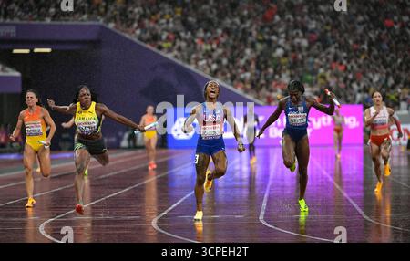 Jonielle Smith della Giamaica, SHa'Carri Richardson degli Stati Uniti e Daryll Neita della Gran Bretagna & NI gareggiano nella finale di staffetta femminile 4x100 m Foto Stock
