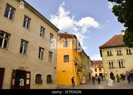 Edifici colorati sulla piazza principale di Sighisoara Foto Stock