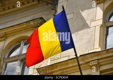 Ha bandiera romena rossa, gialla e blu a Sighisoara Foto Stock