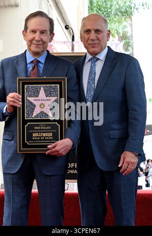 Hollywood, Stati Uniti. 18 settembre 2025. Il giornalista/giornalista/onorario Chris Wallace e il presidente della camera di commercio di Hollywood Steve Nissen posano con la targa di stelle alla cerimonia delle stelle sulla Hollywood Walk of Fame. (Foto di Albert L Ortega/SOPA Images/Sipa USA) credito: SIPA USA/Alamy Live News Foto Stock