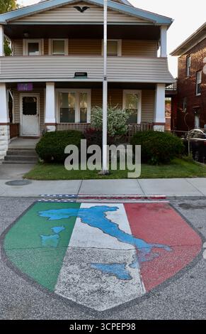 Mappa e colori italiani dipinti su strada a Westside Little Italy a Cleveland, Ohio, settembre 2025 Foto Stock