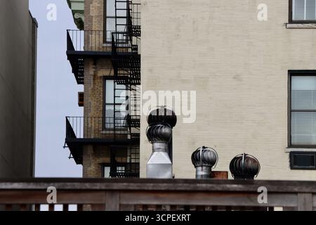 Scale di fuga antincendio all'esterno dell'edificio e delle prese d'aria, Upper East Side di Manhattan, New York, settembre 2025 Foto Stock
