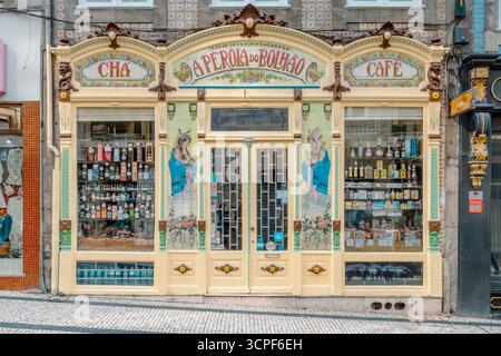 Iconica facciata del negozio Art Nouveau di Una gastronomia Perola do Bolhao nel centro di Porto, Portogallo. Storico negozio di alimentari, vivace strada commerciale Foto Stock