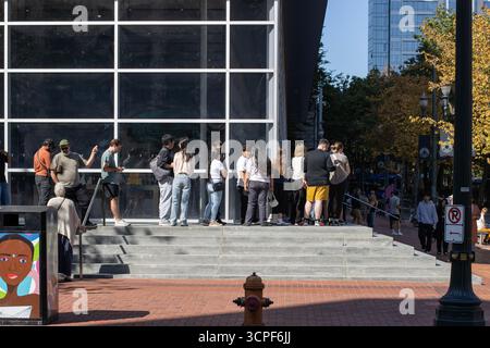 Una lunga fila di clienti attende fuori dall'Apple Pioneer Place Store di Portland, Oregon, il primo fine settimana successivo al lancio dell'iPhone 17 di Apple. Foto Stock