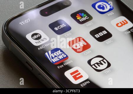 Su un iPhone vengono visualizzate varie applicazioni sviluppate da reti televisive, tra cui la Big 3 negli Stati Uniti (ABC, CBS e NBC) e l'emittente pubblica PBS. Foto Stock