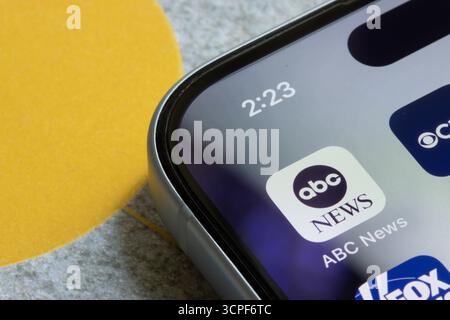 L'icona dell'app ABC News viene visualizzata su un iPhone. L'American Broadcasting Company è di proprietà della divisione Disney Entertainment della Walt Disney Company. Foto Stock