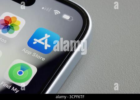 L'icona App Store di Apple viene visualizzata sullo schermo di un iPhone. L'App Store è un marketplace di app sviluppato e gestito da Apple. Foto Stock