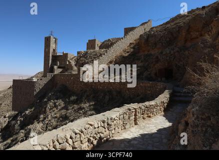 Damasco. 22 settembre 2025. Questa foto scattata il 22 settembre 2025 mostra Deir Mar Musa al-Habashi, un antico monastero cattolico siriaco, sulle montagne di Qalamoun, a nord di Damasco, in Siria. Crediti: Ammar Safarjalani/Xinhua/Alamy Live News Foto Stock