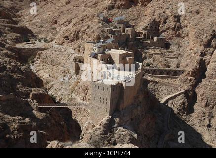 Damasco. 22 settembre 2025. Questa foto scattata il 22 settembre 2025 mostra una vista panoramica di Deir Mar Musa al-Habashi, un antico monastero siriaco cattolico, sulle montagne di Qalamoun, a nord di Damasco, in Siria. Crediti: Ammar Safarjalani/Xinhua/Alamy Live News Foto Stock