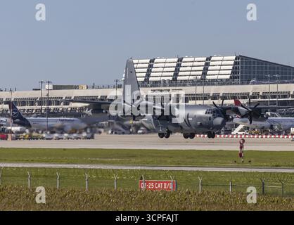 Aeroporto di Stoccarda con terminal e atterraggio degli aerei Lockheed L-100 Hercules della US Air Force. Stoccarda, Baden-Wuerttemberg, Germania Foto Stock