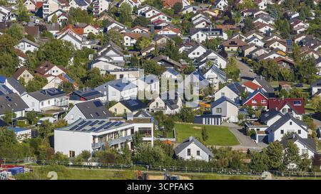 Zona residenziale nel comune di Moetzingen. Moderne case indipendenti su terreni di grandi dimensioni. Vista aerea. Moetzingen, Baden-Wuerttemberg, Ger Foto Stock