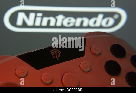 Dhaka, Bangladesh- 15 luglio 2025: Primo piano di un gamepad con nintendo sullo schermo sullo sfondo Foto Stock