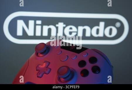 Dhaka, Bangladesh- 15 luglio 2025: Primo piano di un gamepad con nintendo sullo schermo sullo sfondo Foto Stock