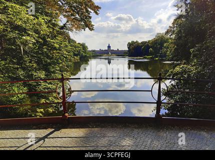 I giardini del castello di Charlottenburg, noti anche come parco del castello, si affacciano dal ponte sul laghetto delle carpe al castello di Charlottenburg, Berlino, Germania Foto Stock