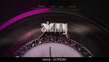 Primo piano di un elegante orologio da polso con lunetta in pietra preziosa e bracciale metallizzato che mostra l'ora esatta. Accessorio che simboleggia il design di lusso, la precisione, la moda e il concetto simbolico del tempo in stile moderno. Foto Stock