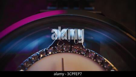 Elegante orologio da polso con lunetta in pietra preziosa e bracciale metallizzato in Macro Close Up Shot. Design di lusso che simboleggia la moda, la precisione, la puntualità e l'importanza simbolica del tempo nello stile di vita moderno. Foto Stock