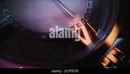 Elegante orologio da polso con lunetta in pietra preziosa e bracciale metallizzato in Macro Close Up Shot. Design di lusso che simboleggia la moda, la precisione, la puntualità e l'importanza simbolica del tempo nello stile di vita moderno. Foto Stock