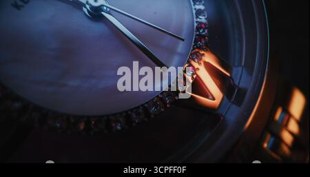 Elegante orologio da polso con lunetta in pietra preziosa e bracciale metallizzato in Macro Close Up Shot. Design di lusso moderno che simboleggia moda, precisione, puntualità e importanza simbolica del tempo. Temporizzato. Foto Stock