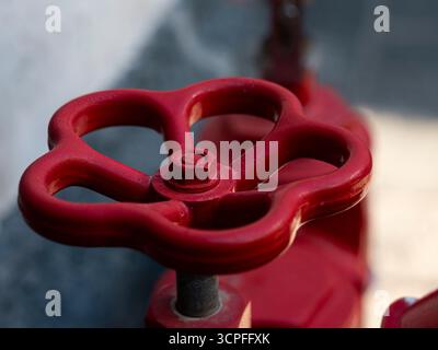 Dettagli del rubinetto antincendio rosso e crepe nella vernice - città Foto Stock