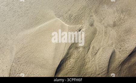Vista aerea dei fanghi secchi sulle distese di marea nell'estuario di Mersey Foto Stock