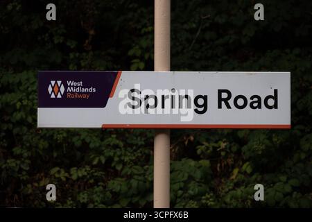 Cartello della stazione ferroviaria di Spring Road, Acocks Green, West Midlands, Inghilterra, Regno Unito Foto Stock