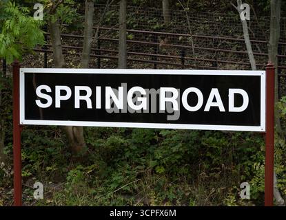 Cartello della stazione ferroviaria di Spring Road, Acocks Green, West Midlands, Inghilterra, Regno Unito Foto Stock