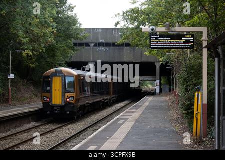 Treno West Midlands Railway alla stazione di Spring Road, Acocks Green, West Midlands, Inghilterra, Regno Unito Foto Stock