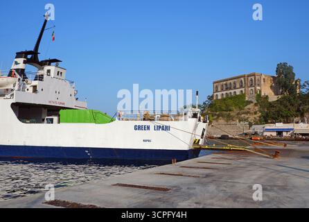 Traghetto attraccato nel porto dell'isola di Lipari e nell'edificio del municipio sullo sfondo, isole Eolie, Sicilia, Italia Foto Stock
