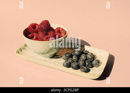 Una foto di sana frutta fresca mista in colori vintage su un piatto. Bacche crude naturali nutrienti. Perfetto per uno sfondo Foto Stock