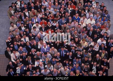 I dirigenti di varie filiali di una grande società finanziaria posano per un ritratto, preso direttamente sopra di loro. Foto Stock