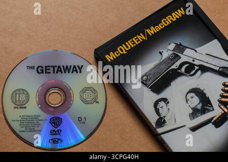 Film "The Getaway"; edizione DVD; disco con copertina; Steve McQueen | Ali MacGraw; isolato su sfondo bianco chiaro; ripresa dall'angolo superiore. Foto Stock